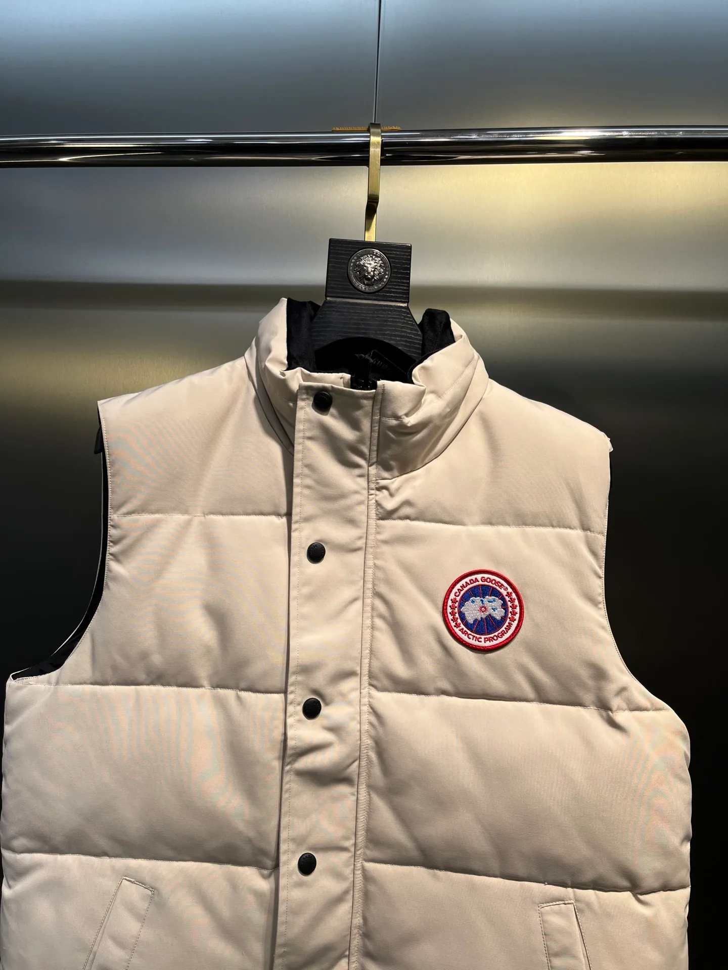 P380 🇨🇦Canada Goose""🇨🇦🌟 Garson down vest has always been recognized as the warmest down jacket. Various Instagram celebrities, Internet celebrities, and celebrities often wear it for street photos. I make Canada Goose every year, but I still can't get rid of my love for it. No matter how cold the days are, there is no need to be afraid, because there is! Filled with 90% white duck down, it is the legendary warmest down jacket and is known as a must-have for Arctic outdoor sports! The most popular down jacket in the world, celebrities are rushing to buy it, it is a must-have!  Size: XS to 2XL